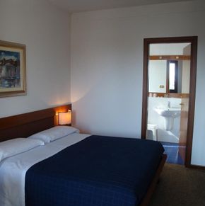 NearBy Hotel