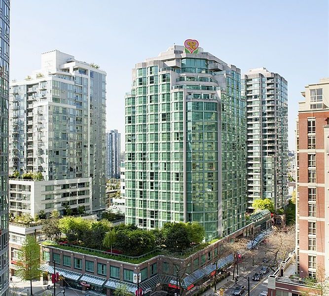Rosedale on Robson Suite Hotel