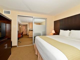 Фото отеля Radisson Hotel & Suites Red Deer
