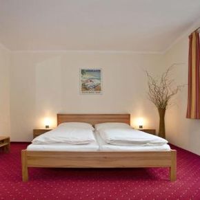 NearBy Hotel