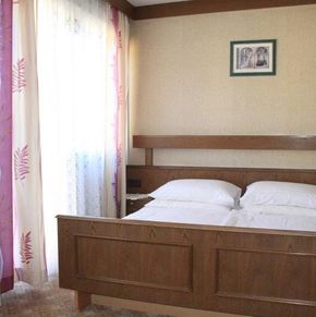 NearBy Hotel