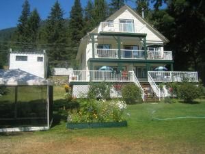Willow Point Beach House Bed & Breakfast Nelson Canada