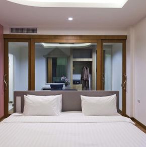 NearBy Hotel