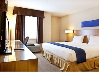 Фото отеля Holiday Inn Express & Suites Langley, an IHG Hotel