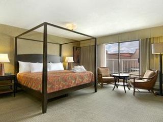 Фото отеля Ramada by Wyndham Kelowna Hotel & Conference Center
