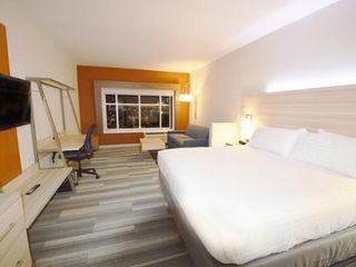 Фото отеля Holiday Inn Express & Suites Toledo West, an IHG Hotel