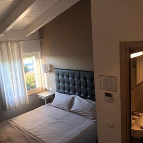 NearBy Hotel