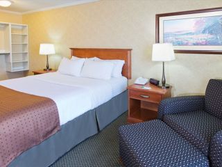 Фото отеля Holiday Inn & Suites Grande Prairie, an IHG Hotel