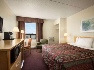 Фото отеля Travelodge by Wyndham Edmonton West