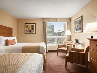 Фото отеля Days Inn by Wyndham Edmonton Downtown