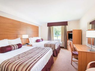 Hotel pic Super 8 by Wyndham Cornwall ON