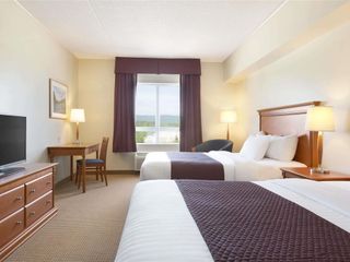 Фото отеля Days Inn & Suites by Wyndham Collingwood