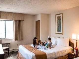 Hotel pic Emerald Hotel & Suites Calgary Airport