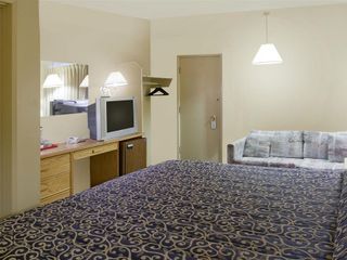 Фото отеля Canada\'s Best Value Desert Inn & Suites