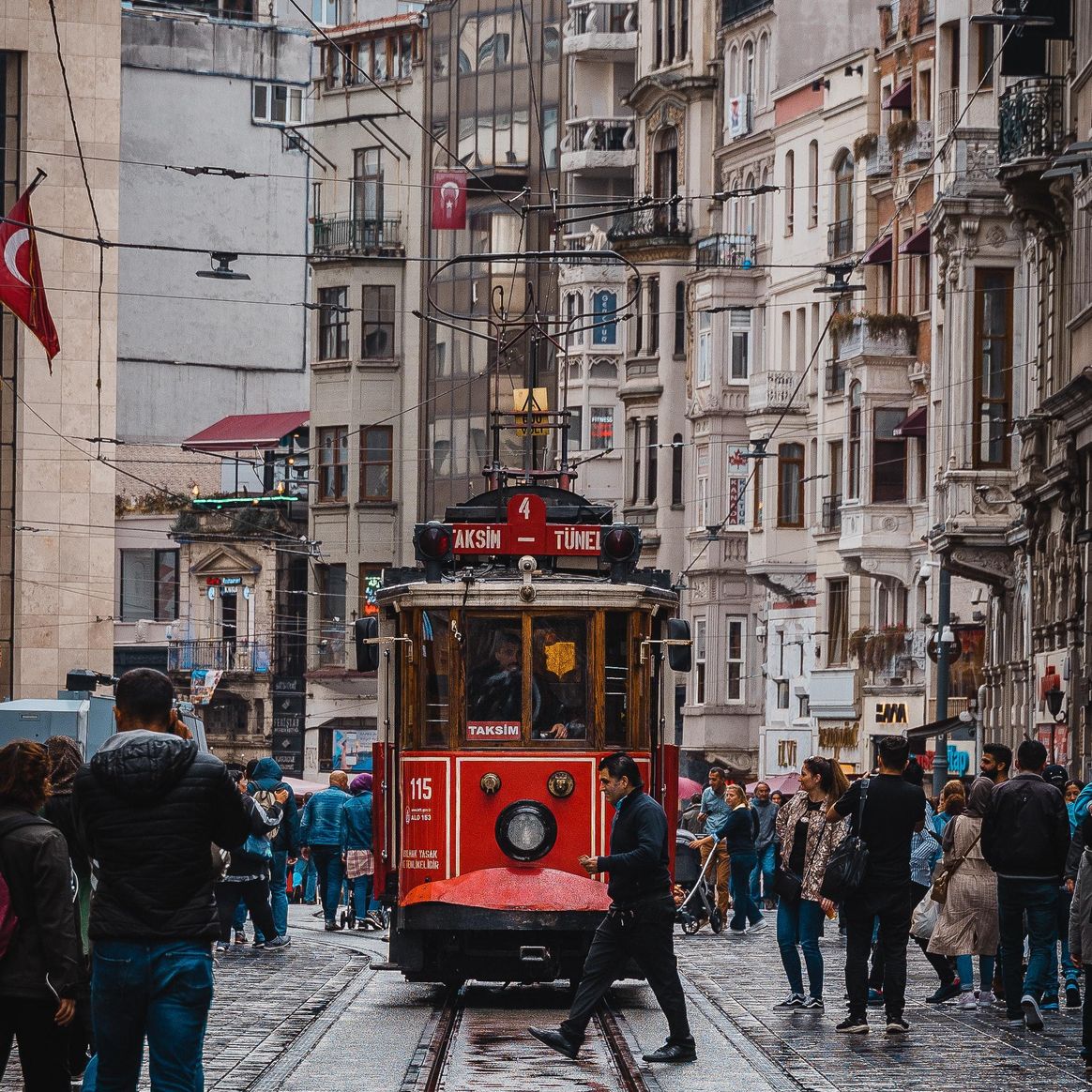 Taksim square. Улица Истикляль. Улица Таксим. Улица Истикляль и Таксим. Таксим Турция.