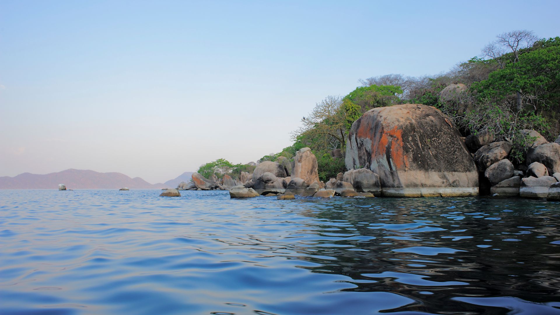 Малави википедия. Озеро Ньяса Танзания. Национальный парк озеро Малави. Нуаза Малави. Нуаза Малави озеро.