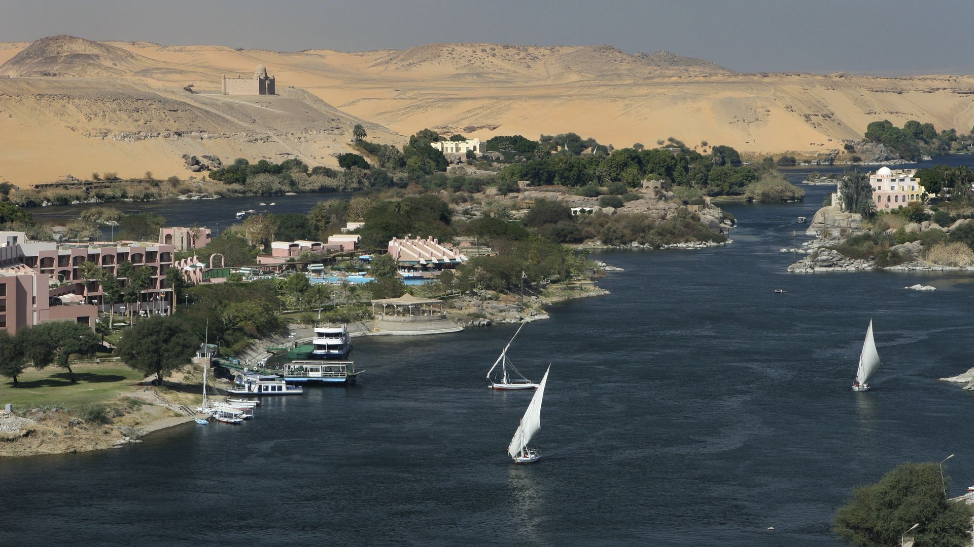 How to get from Hurghada to Aswan