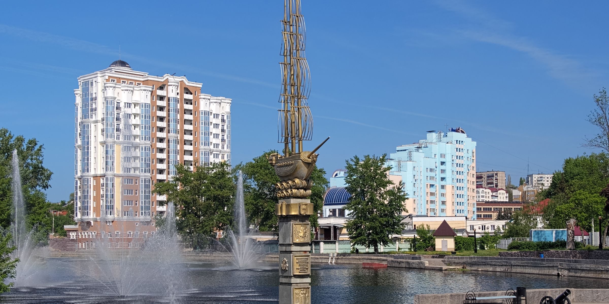 Дешевых липецк. Памятник 300-летия города Липецка. Комсомольский пруд город Липецк. Памятник 300-летию Липецка у Комсомольского пруда. Липецк достопримечательности памятник 300-летия.